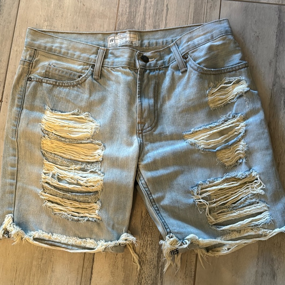 Free People denim shorts lighter blue so CUTE! Sz 27